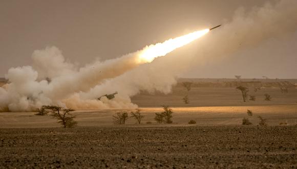 Los lanzadores del Sistema de Cohetes de Artillería de Alta Movilidad (HIMARS) M142 de EE. UU. disparan salvas durante el ejercicio militar  en la región de Grier Labouihi, en el sureste de Marruecos. (Foto de FADEL SENNA / AFP)