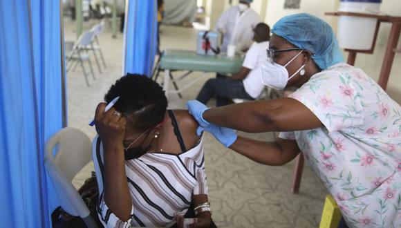 Un trabajador de salud inyecta a una persona una dosis de la vacuna Moderna para COVID-19 en el Hospital Saint Damien en Port-au-Prince, Haití. (AP / Joseph Odelyn)