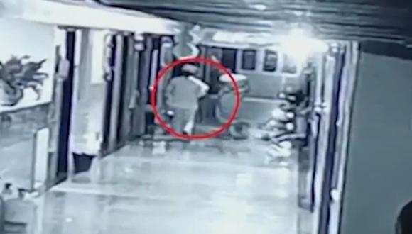 Las cámaras de seguridad de un hospital chino captaron cómo una falsa enfermera sacó del lugar a una recién nacida sin que nadie se diera cuenta | Captura de video / YouTube / Instant News