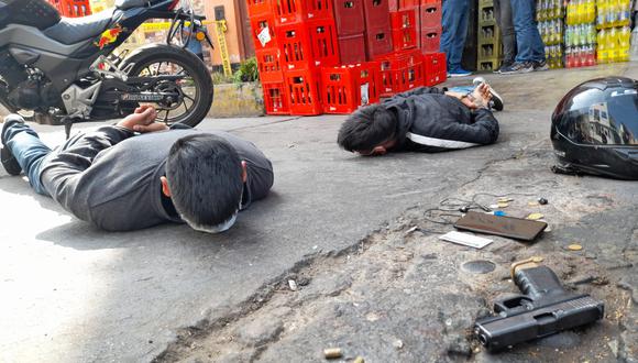 La Policía detuvo a dos integrantes de la banda criminal ‘Los malditos de Reynoso’.  Se les incautó un arma de fuego y una moto lineal con placa clonada con la que pretendían huir. (Foto: El Comercio)