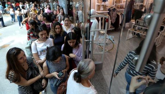 Durante el Black Friday, algunos venezolanos hicieron largas filas, pero esta vez no fue para conseguir productos de primera necesidad. (Agencia: Reuters)