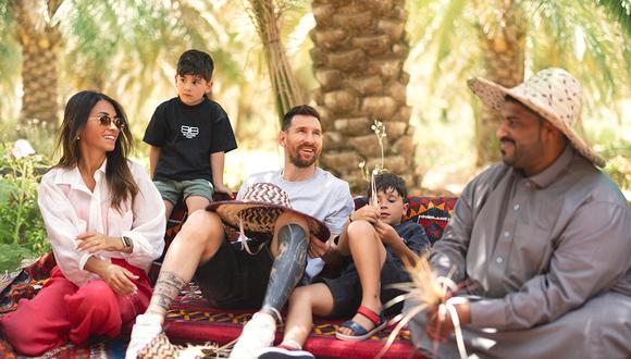 Lionel Messi se tatúa el escudo de Barcelona y lo luce durante viaje a Arabia Saudita | AFP