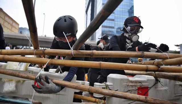 Los manifestantes construyeron barreras mientras bloquearon una carretera en la bahía de Kowloon de Hong Kong. (Foto: AFP)