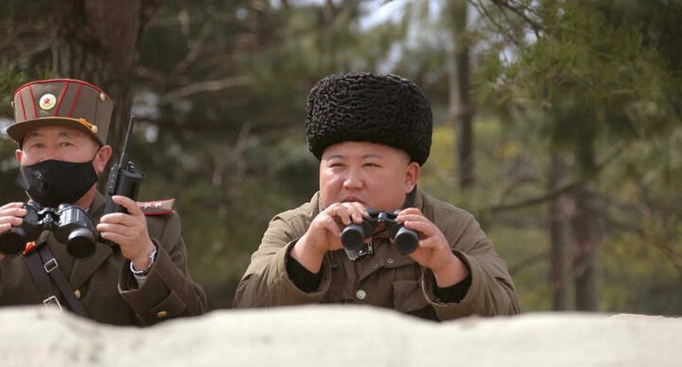Kim Jong-un observa uno de los numerosos ensayos militares que ha realizado Corea del Norte desde su llegada al poder. Según la agencia oficial de noticias KCNA correspondería al 9 de marzo del 2020. (Foto: KCNA vía Reuters)