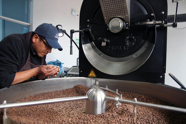 Víctor Lanza, tostador de la planta de procesamiento de café tostado y molido de Cecovasa, en Juliaca. (Foto: Norka Peralta)