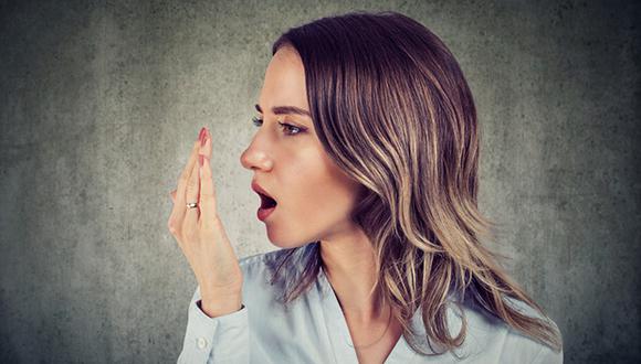 El mal aliento es un signo de que algo en tu salud bucal no está bien. (Foto: Shutterstock)