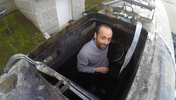 Javier Romero visitando el narcosubmarino para uno de los reportajes en su periódico, La Voz de Galicia. ÓSCAR VÁZQUEZ