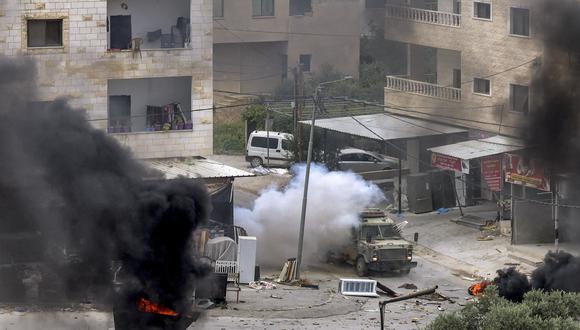 Una carga explosiva dejada por palestinos es detonada por un vehículo blindado israelí durante una incursión del ejército israelí en Jenin, en la Cisjordania ocupada, el 19 de junio de 2023. (Foto de Jaafar ASHTIYEH / AFP)