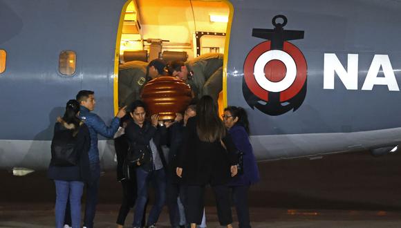 Un grupo de parlamentarios también llegó a bordo de la aeronave. (Foto: Daniel Bracamonte / Andina)
