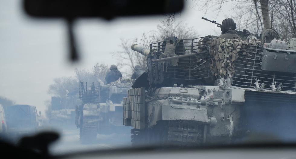 Un tanque ucraniano se abre paso en el este del país y se alista para enfrentarse a los rusos. EFE