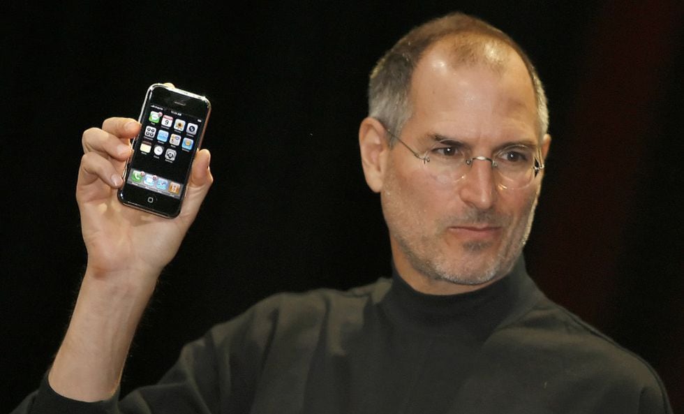Steve Jobs mostrando por primera vez el iPhone en enero de 2007. (Foto: AFP)