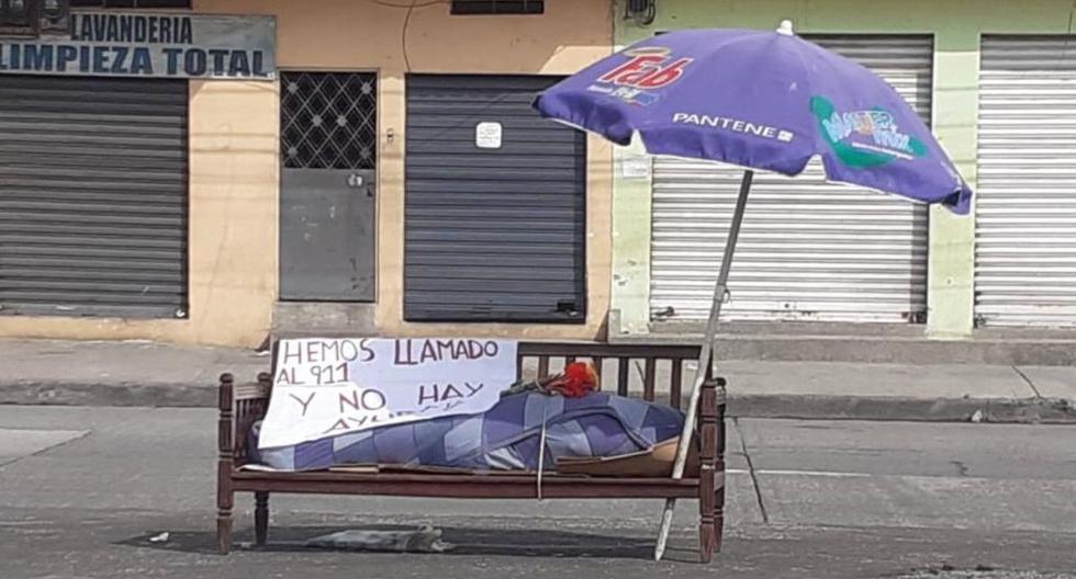 El cadáver de una mujer en una banca en Guayaqui. (Twitter de @ronaldcordova).