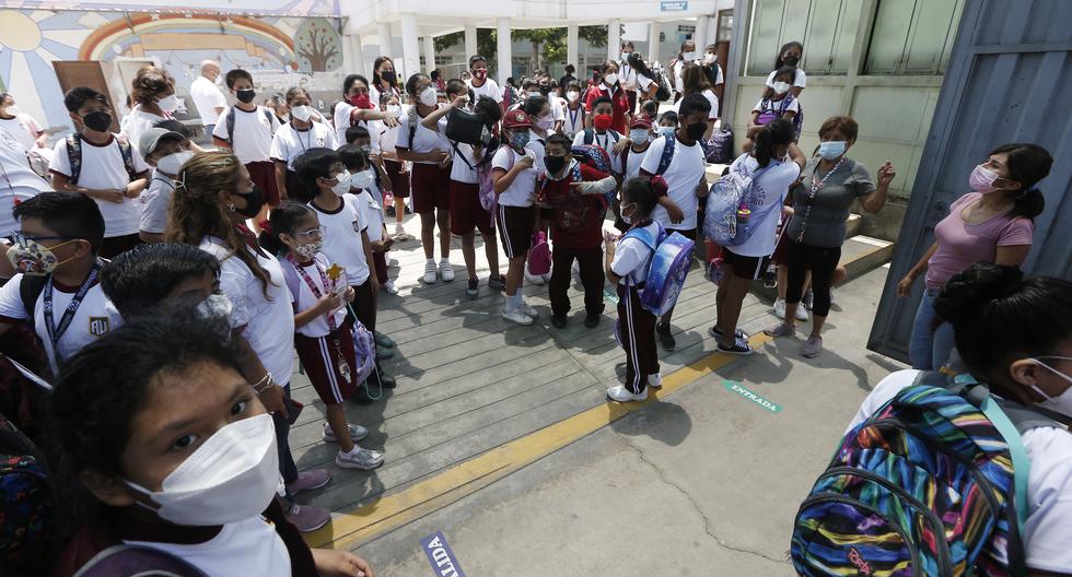 Escolares salen de su primer día de clases presenciales en el colegio Alfonso Ugarte. (Foto: Jorge Cerdán)