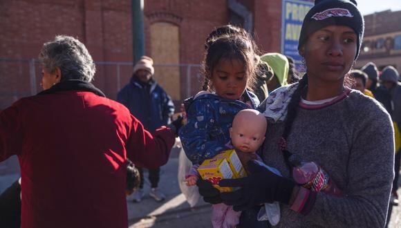 Foto de archivo | Los migrantes obligados a pasar días y noches en la calle debido a los refugios superpoblados se ven en El Paso, Texas, el 21 de diciembre de 2022. (Foto de Allison Cena / AFP)