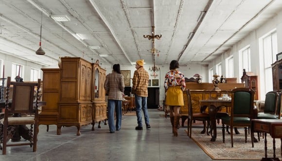 En la imagen se puede observar tres personas mirando diversos muebles. | Foto referencial: Pexels