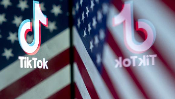 El logo de TikTok reflejado en una imagen de la bandera de Estados Unidos, en Washington, DC, el 16 de marzo de 2023. (Foto de Stefani Reynolds / AFP)