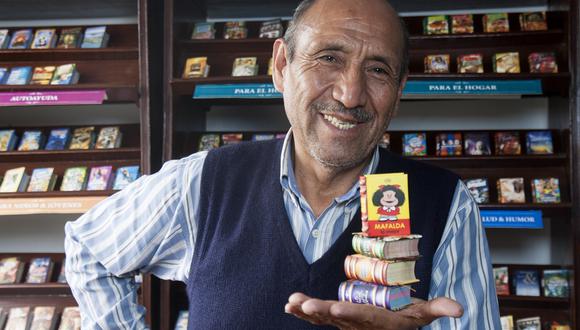 Alberto Briceño, dueño y fundador de la editorial, posa con sus minúsculas creaciones. A la cabeza, "Mafalda", su más reciente publicación. (Eduardo Cavero)