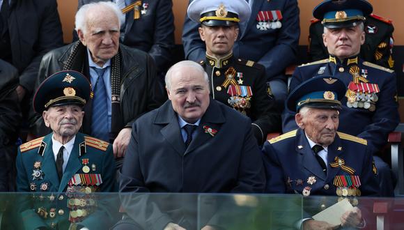 En esta foto de archivo tomada el 9 de mayo de 2023, el presidente de Bielorrusia, Alexander Lukashenko, asiste al desfile militar del Día de la Victoria en la Plaza Roja en el centro de Moscú. El líder de la oposición exiliada de la aislada Bielorrusia el 15 de mayo de 2023 instó al público a estar "preparado" para el cambio político tras los informes que especulan sobre el deterioro de la salud del hombre fuerte Alexander Lukashenko. (Foto de Gavriil GRIGOROV / SPUTNIK / AFP)