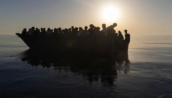 Migrantes son rescatados en el Mar Mediterráneo, el 27 de agosto de 2022. (Foto: Jeremias Gonzalez / AP)