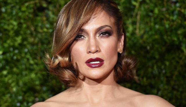 Jennifer Lopez está celebrando medio siglo de vida y no solo su familia ha tenido muestras de afecto con ella, sino también diversas figuras del medio. (AFP)