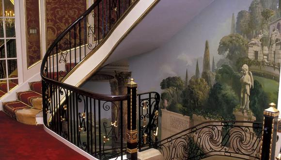 Una imagen de la escalera de la casa de Ivana Trump en Manhattan; su cuerpo fue hallado al pie de las escaleras. (Ron Galella Collection).