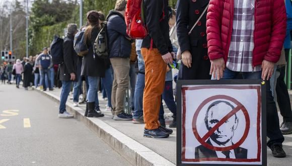 Manifestantes rusos en Suiza se reúnen para protestar con el lema "Mediodía contra Putin", frente a la Misión Permanente de la Federación de Rusia ante las Naciones Unidas, en Ginebra, Suiza, 17 de marzo de 2024. (Foto de EFE/EPA/MARTIAL TREZZINI)