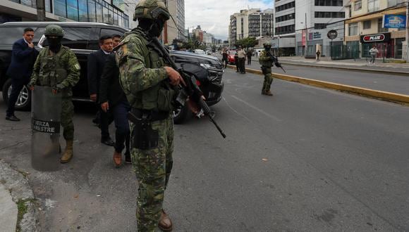 Militares custodian el vehículo que transporta al presidente de Ecuador, Daniel Noboa. EFE/ José Jácome