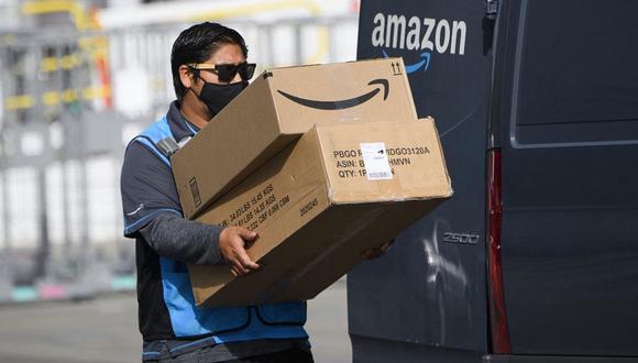 Trabajador de Amazon transporta cajas con productos de clientes. (Foto: Referencial - Patrick T. Fallon / AFP)