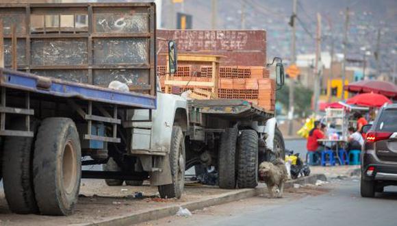 También reportaron que las autoridades llegan al lugar para colocar papeletas, pero nunca erradican este problema. (Foto: Andina)