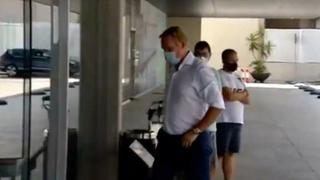 Ronald Koeman fue captado en el aeropuerto de Barcelona | VIDEO