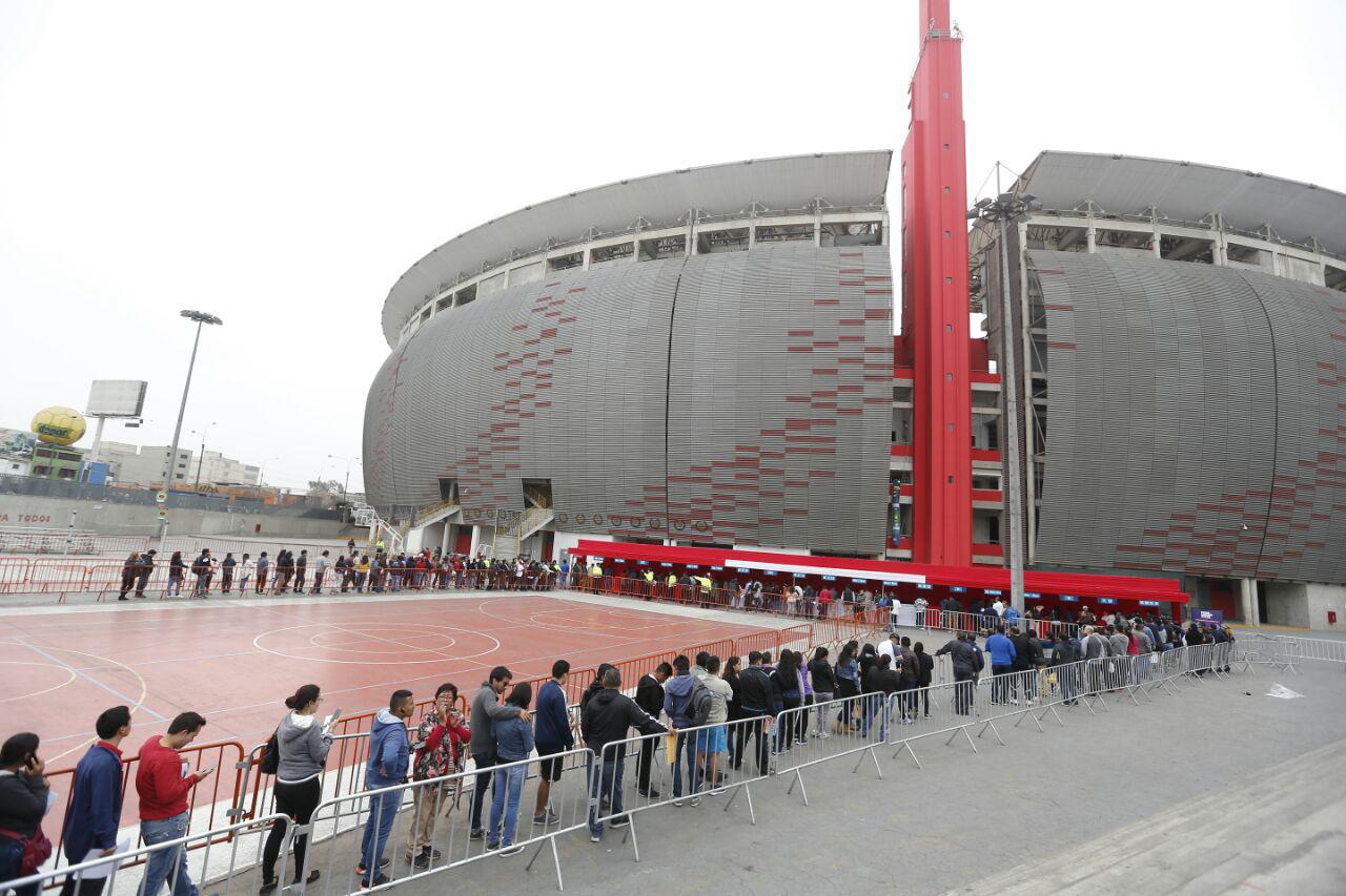 Miles de hinchas hacen cola desde muy temprano para canjear las entradas del último partido del repechaje (Fotos: Hugo Pérez / El Comercio)