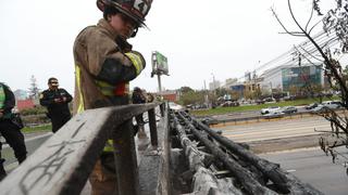 Vía Expresa: incendio consumió parte de la estructura de un puente peatonal | FOTOS
