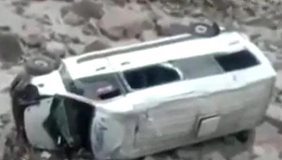 Minivan cayó de un barranco tras chocar con un automóvil. (Foto: Captura/América Noticias)