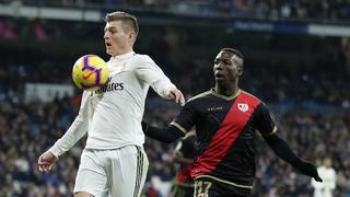 Real Madrid vs. Rayo: Kroos dejó en ridículo a Advíncula y el peruano lo frenó con esta falta | VIDEO