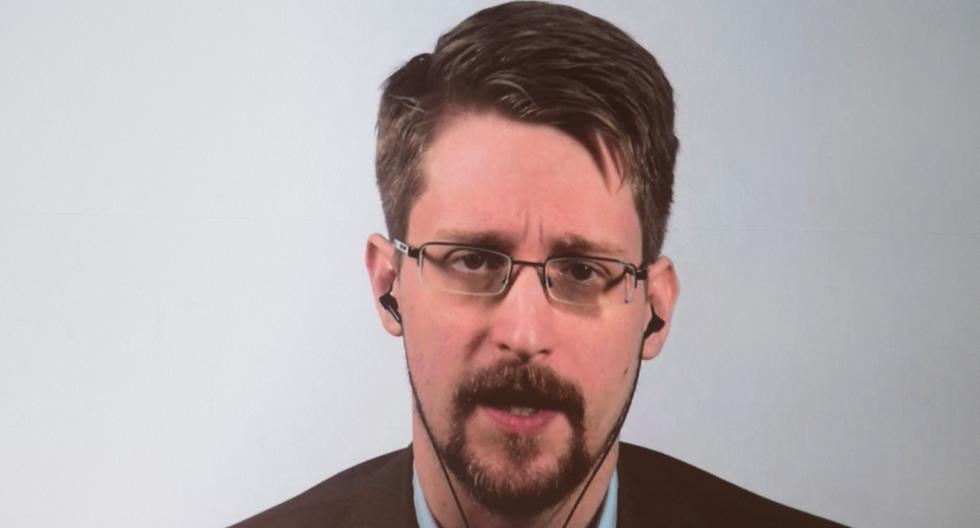El ex empleado de la CIA y denunciante estadounidense Edward Snowden se muestra en una pantalla mientras habla durante una videoconferencia para presentar su libro titulado "Registro permanente" el 17 de setiembre del 2019 en Berlín. (Foto: AFP)
