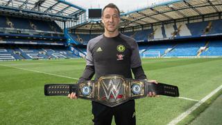 John Terry recibió cinturón personalizado de WWE como obsequio