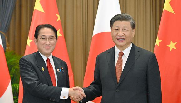 El primer ministro de Japón, Fumio Kishida, le da la mano al presidente de China, Xi Jinping, durante su reunión en Bangkok el 17 de noviembre de 2022. (Foto de JAPAN POOL VIA JIJI PRESS)