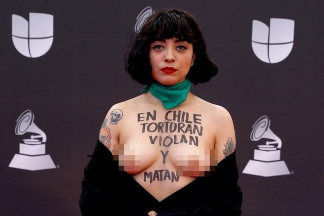 Mon Laferte en la alfombra roja de los Grammy Latino 2019. (Foto: Agencia)