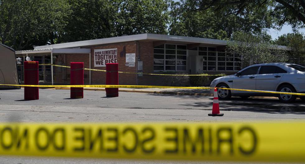 Una cinta de escena del crimen rodea la escuela primaria Robb Elementary en Uvalde, Texas, el miércoles 25 de mayo de 2022. (Foto AP/Jae C. Hong).