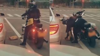 La motociclista que dio una gran lección a mujer que había tirado basura a la calle