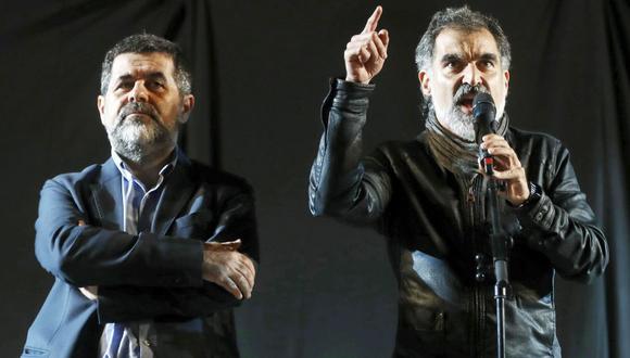 Jordi Sánchez (izq.) y Jordi Cuixart (der.) son acusados de sedición por "promover" el asedio a la Guardia Civil durante el referéndum del 1 de octubre. (Foto: EFE)