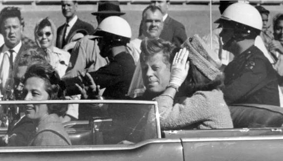 Una de las últimas fotografías del presidente Kennedy y su esposa, la primera dama Jackie Kennedy, durante su recorrido por las calles de Dallas, en Texas.