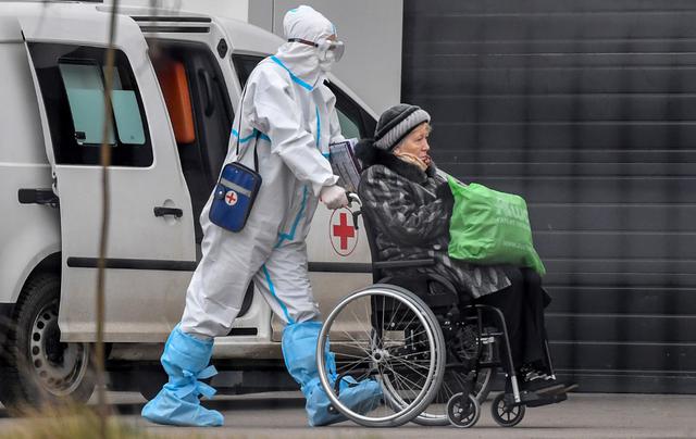Rusia registró 442 muertes por coronavirus en un día, una cifra nunca alcanzada durante la pandemia. (Foto de NATALIA KOLESNIKOVA / AFP).
