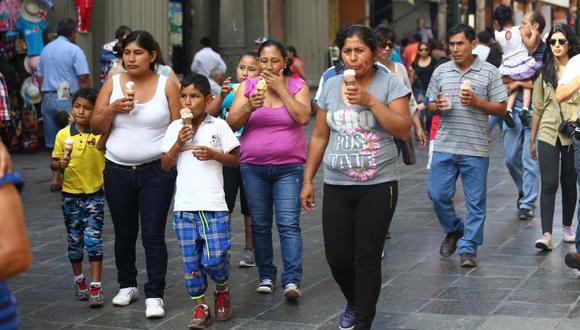 El calor se ha ido sintiendo en los últimos días entre los limeños. (Foto: Andina)