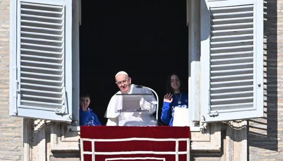 El Papa Francisco se dirige a la multitud desde la ventana del palacio apostólico durante la oración semanal del Ángelus en el Vaticano el 29 de enero de 2023. (Foto de Alberto PIZZOLI / AFP)