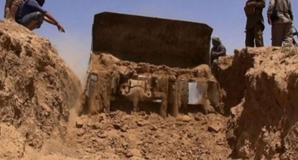 Estado Islámico cava trincheras para defender de la coalición. (Foto: Iraqi News)