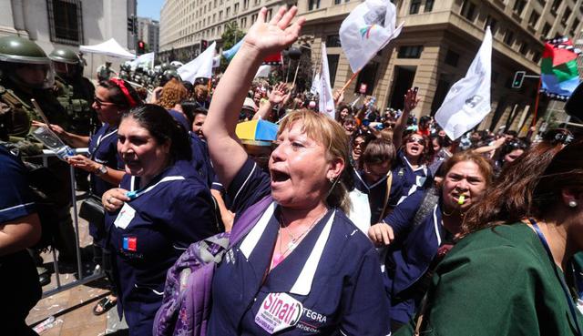 Los empleados públicos de Chile paralizaron sus labores en protesta por los despidos de más de 2 mil trabajadores por parte del Gobierno de Sebastián Piñera. (Foto: EFE)