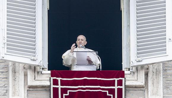 El Papa Francisco dirige su oración del Ángelus dominical desde la ventana de su oficina con vista a la Plaza de San Pedro en el Vaticano, el 1 de marzo del 2020. (EFE / EPA / FABIO FRUSTACI).