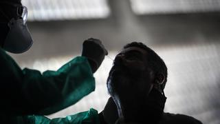 Ómicron en Brasil: el promedio de contagios de coronavirus volvió al de su peor momento