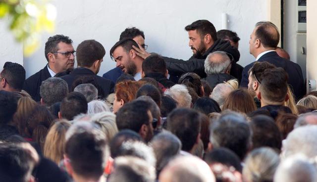 Cientos de personas despiden a Julen, el niño que murió al caer a un pozo en España. (Foto: EFE)